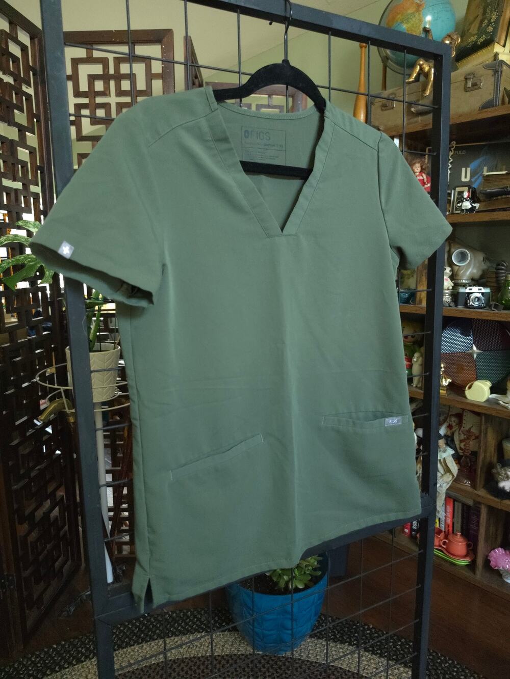 FIGS Women's Casma Three-Pocket Scrub Top - Olive Green, Size XS